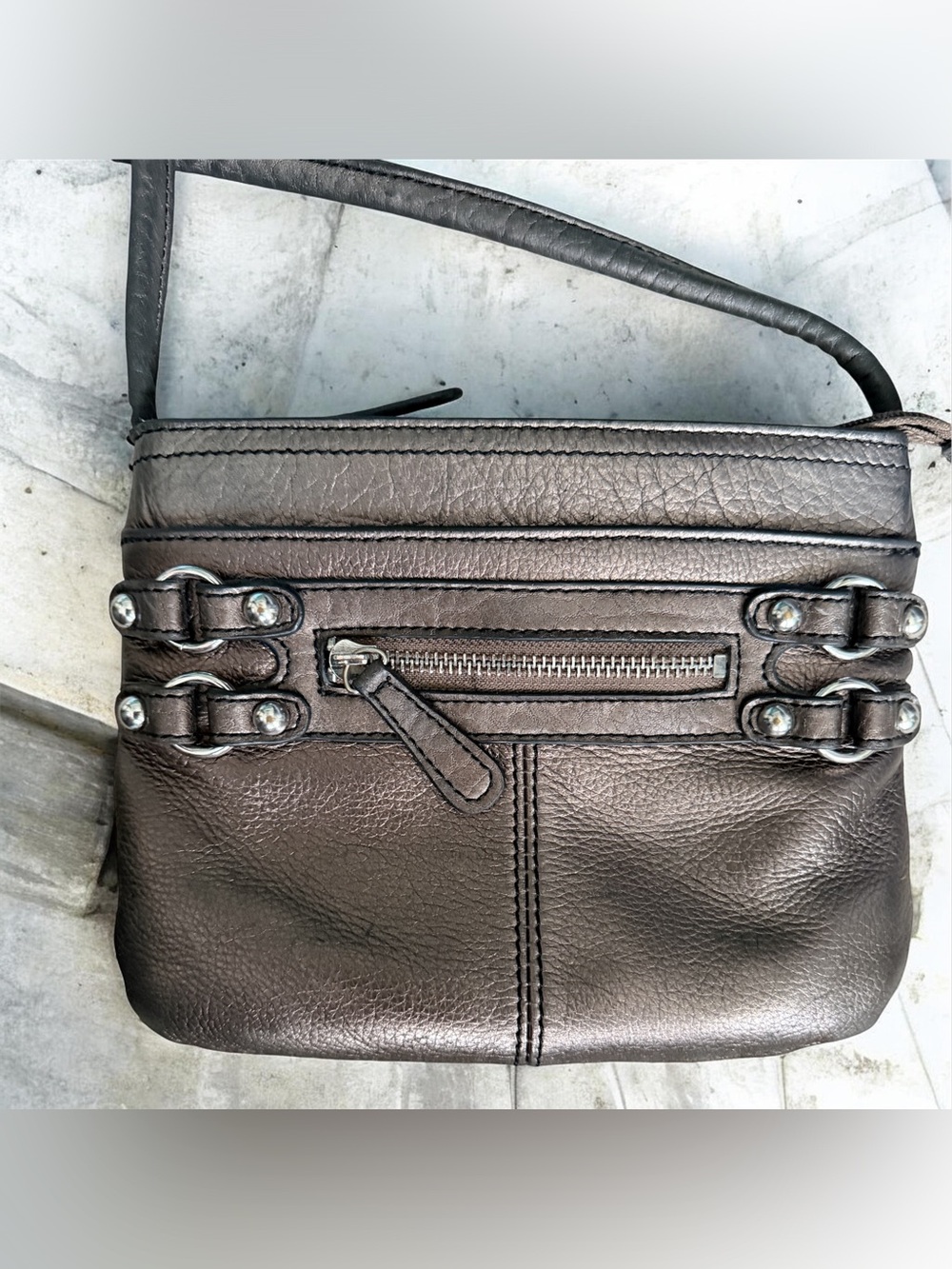 🩶 B. Makowsky Metallic Pewter Leather Crossbody Bag MSRP $198 ✨